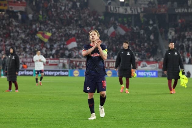 11 12 2025, xrekx, football UEFA Europa League, SC Freiburg RB Salzburg v l RB Salzburg team thanks the fans, the player thanks the fans for their support DFL DFB REGULATIONS PROHIBIT ANY USE OF PHOTOGRAPHS as IMAGE SEQUENCES and or QUASI VIDEO Freiburg
