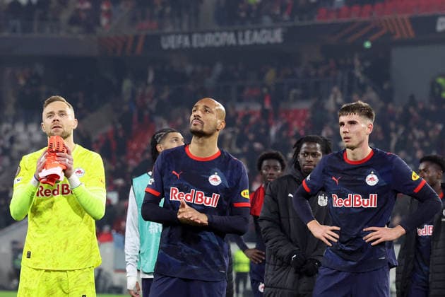 11 12 2025, xrekx, Football UEFA Europa League, SC Freiburg RB Salzburg v l RB Salzburg Team thanks the fans, the player thanks the fans for their support Alexander Schlager FC Red Bull Salzburg Karim Onisiwo FC Red Bull Salzburg Tim Trummer FC Red Bull Salzburg DFL DFB REGULATIONS PROHIBIT ANY USE OF PHOTOGRAPHS as IMAGE SEQUENCES and or QUASI VIDEO Freiburg