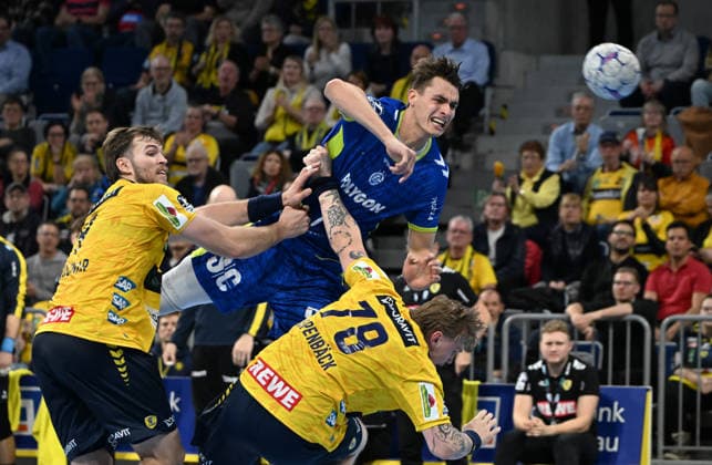 HBL Handball Bundesliga Season 2025 26 Mannheim SAP Arena 11 12 2025 Rhein Neckar Löwen rnl VfL Gummersbach gum 34 32 Julian KOESTER gum , top, Steven Plucnar JACOBSEN Rhein Neckar Löwen , left Edwin ASPENBÄCK Rhein Neckar Löwen , right HBL Handball Bundesliga