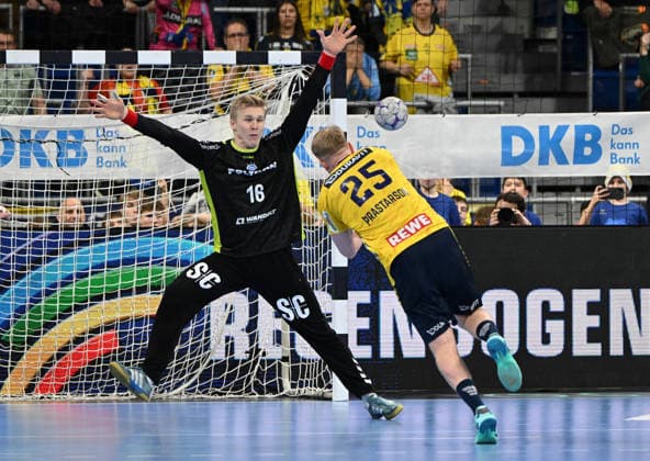HBL Handball Bundesliga Season 2025 26 Mannheim SAP Arena 11 12 2025 Rhein Neckar Löwen rnl VfL Gummersbach gum 34 32 Kaukur THRASTARSON Rhein Neckar Löwen , right, sinks a 7 meter shot against Berta OBLING gum HBL Handball Bundesliga