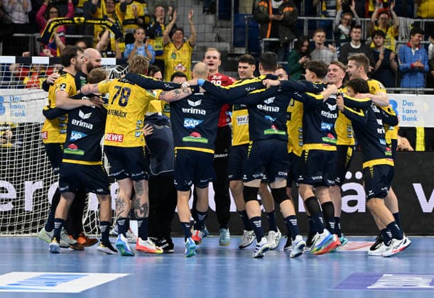 HBL Handball Bundesliga Season 2025 26 Mannheim SAP Arena 11 12 2025 Rhein Neckar Löwen rnl VfL Gummersbach gum 34 32 The Rhein Neckar Löwen cheering circle HBL Handball Bundesliga