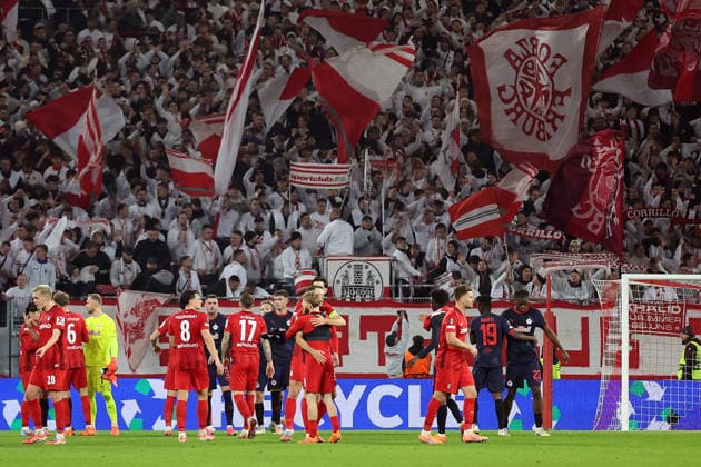 11 12 2025, xrekx, Football UEFA Europa League, SC Freiburg RB Salzburg v l SC Freiburg Mannschaft, Spieler, jubeln nach Spielende, Team, Player, celebrate at the end of the match Niklas Beste SC Freiburg DFL DFB REGULATIONS PROHIBIT ANY USE OF PHOTOGRAPHS as IMAGE SEQUENCES and or QUASI VIDEO Freiburg