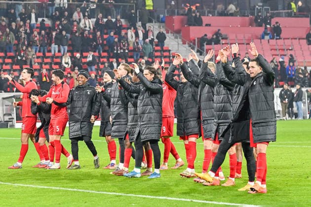 The SC Freiburg team celebrates in front of the curve with the fans GER, SC Freiburg FC Salzburg, Football, Europa League, Matchday 6, 2025 2026 season, 11 12 2025 GER, SC Freiburg FC Salzburg, Football, Europa League, Matchday 6, 2025 2026 season, 11 12 2025 Freiburg Copyright: xEibner-Pressefoto ThomasxHessx EP_THS