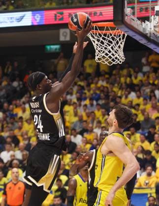 Maccabi Rapyd Tel Aviv v LDLC ASVEL - EuroLeague TEL AVIV, ISRAEL - DECEMBER 11: Maccabi Rapyd Tel Aviv’s Roman Sorkin (R) in action against Mbaye Ndiaye (24) of LDLC ASVEL during the EuroLeague Round 15 basketball match between Maccabi Rapyd Tel Aviv and LDLC ASVEL at Menora Mivtachim Arena in Tel Aviv, Israel, on December 11, 2025. Nir Keidar Anadolu Tel Aviv Israel. Editorial use only. Please get in touch for any other usage.  Copyright: x2025xAnadoluxNirxKeidarx