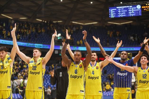 Maccabi Rapyd Tel Aviv v LDLC ASVEL - EuroLeague TEL AVIV, ISRAEL - DECEMBER 11: Maccabi Rapyd Tel Aviv’s players celebrate after winning the EuroLeague Round 15 basketball match between Maccabi Rapyd Tel Aviv and LDLC ASVEL at Menora Mivtachim Arena in Tel Aviv, Israel, on December 11, 2025. Nir Keidar Anadolu Tel Aviv Israel. Editorial use only. Please get in touch for any other usage.  Copyright: x2025xAnadoluxNirxKeidarx