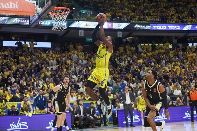 Maccabi Rapyd Tel Aviv v LDLC ASVEL - EuroLeague TEL AVIV, ISRAEL - DECEMBER 11: Maccabi Rapyd Tel Aviv’s Lonnie Walker IV (8) dunks the ball during the EuroLeague Round 15 match between Maccabi Rapyd Tel Aviv and LDLC ASVEL at Menora Mivtachim Arena in Tel Aviv, Israel, on December 11, 2025. Nir Keidar Anadolu Tel Aviv Israel. Editorial use only. Please get in touch for any other usage.  Copyright: x2025xAnadoluxNirxKeidarx