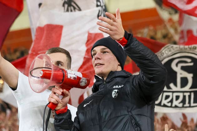 Philipp Lienhart SC Freiburg, 03 after the match with the fans , Germany, Football, UEFA Europa League, Matchday 6, 2025 2026, SC Freiburg vs RB Salzburg, 11 12 2025, Europa Park Stadion Freiburg , Freiburg im Breisgau, Germany Freiburg im Breisgau Europa Park Stadion Freiburg Baden Württemberg Germany Copyright: xGrantxHubbsx