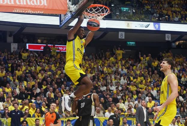 Maccabi Rapyd Tel Aviv v LDLC ASVEL - EuroLeague TEL AVIV, ISRAEL - DECEMBER 11: Maccabi Rapyd Tel Aviv’s Tre Clark (2) dunks the ball during the EuroLeague Round 15 match between Maccabi Rapyd Tel Aviv and LDLC ASVEL at Menora Mivtachim Arena in Tel Aviv, Israel, on December 11, 2025. Nir Keidar Anadolu Tel Aviv Israel. Editorial use only. Please get in touch for any other usage.  Copyright: x2025xAnadoluxNirxKeidarx