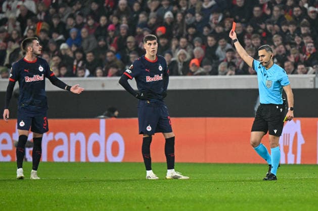 SOCCER - UEFA EL, Freiburg vs RBS FREIBURG,GERMANY,11.DEC.25 - SOCCER - UEFA Europa League, SC Freiburg vs Red Bull Salzburg. Image shows Aleksa Terzic, Petar Ratkov (RBS) and referee Elchin Masiyev (AZE). Keywords: red card.  GEPAxpictures xOliverxLerch