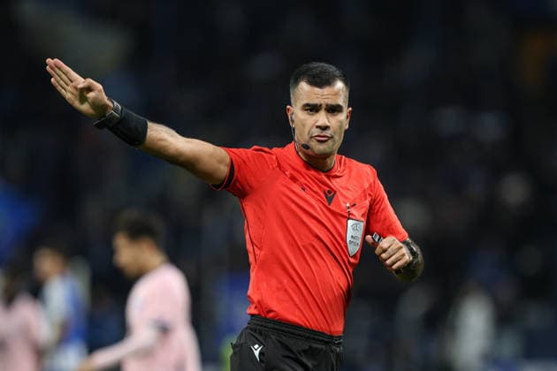 FC Porto vs Malmo FF - UEFA Europa League : (Foto Photo : Tiago Vieira Avant Sports) FC Porto vs Malmo FF - UEFA Europa League, Rohit Saggi, referee, in action during the Europa League football match between FC Porto and Malmo FF at Estadio do Dragao in Porto, Portugal, on December 11, 2025. (Photo : Tiago Vieira Avant Sports) Porto, Portugal Estadio do Dragao Portugal Copyright: xFoto Photox:xTiagoxVieira AvantxSportsx