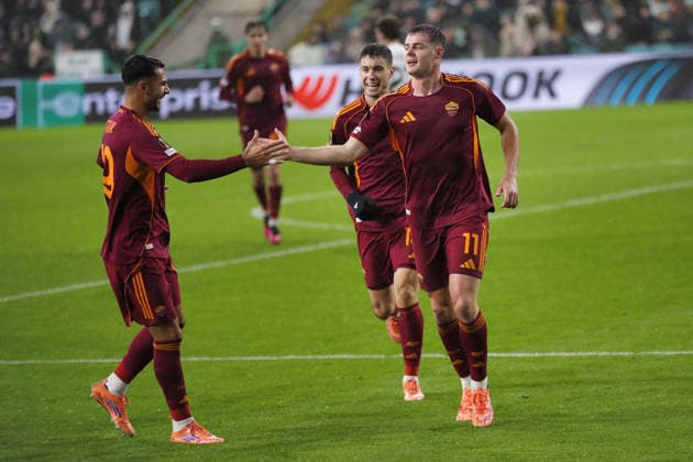 11.12.2025 Europa League Fase a Gironi : Celtic vs Roma Nella foto: Evan Ferguson ringrazia Zeki Celik& xD;(Foto Gino Mancini)  Copyright: xGinoxMancini IPAxSportx xipa-agency.netx xx IPA_69044918 IPA_Agency_IPA69044918