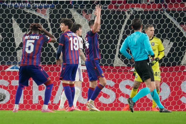 11 12 2025, Basel, St Jakob Park, Europa League FC Basel Aston Villa, 5 Metinho Basel , 19 Marin Soticek Basel , 24 Flavius Daniliuc Basel Despair of goali 40 goalkeeper Marco Bizot Aston Villa Basel St Jakob Park Basel Switzerland Copyright: xJustPictures.ch PascalxvonxBürenx jp-en-PaVoB-_PVB1124-1