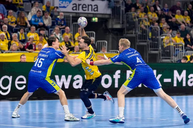 v li Miro Schluroff VfL, 15 , Dani Baijens RNL, 77 , Ellidi Snaer Vidarsson VfL, 4 , duel, duel scene, duel, tackle, tackling, dynamics, action, action, 11 12 2025, Mannheim Germany , Handball, Bundesliga, Rhein Neckar Löwen VfL Gummersbach xozx