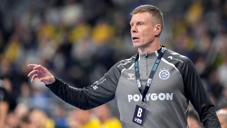 Gudjon Valur Sigurdsson coach, head coach, VfL Gummersbach , gives instructions, gestures, gesturing with arms, single picture, single photo, action, action, 11 12 2025, Mannheim Germany , Handball, Bundesliga, Rhein Neckar Löwen VfL Gummersbach xozx