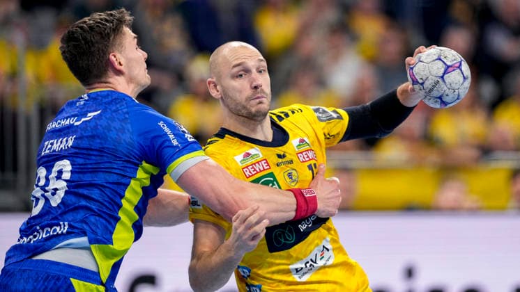 v li Stepan Zeman VfL, 66 , Lukas Sandell RNL, 11 , duel, duel, tackle, tackling, dynamics, action, action, 11 12 2025, Mannheim Germany , Handball, Bundesliga, Rhein Neckar Löwen VfL Gummersbach xozx