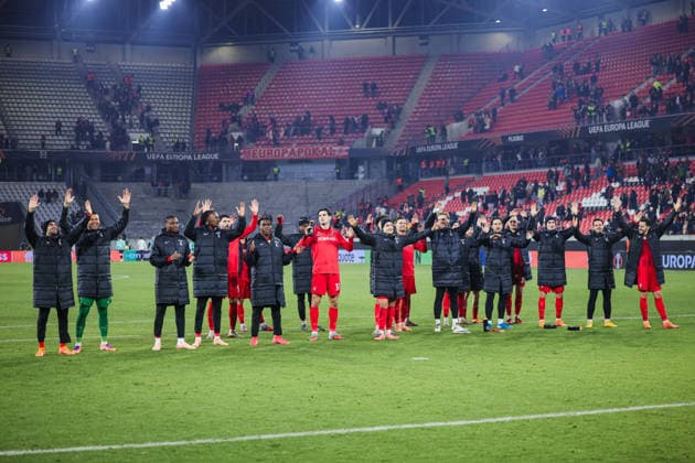 11 12 2025, xhettx, Football UEFA Europa League, SC Freiburg RB Salzburg v l The players of Freiburg in front of the fans DFL DFB REGULATIONS PROHIBIT ANY USE OF PHOTOGRAPHS as IMAGE SEQUENCES and or QUASI VIDEO Freiburg