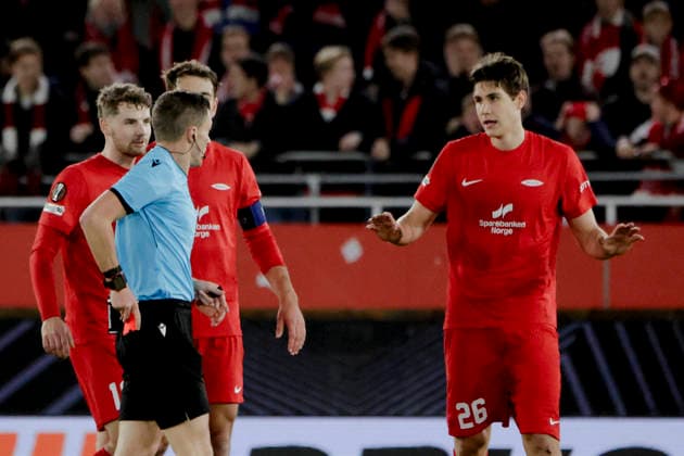 UEFA Europa Leauge 2025 SK Brann Fenerbahce Bergen 20251211 Branns Eivind Helland receives the red card from the referee during the UEFA Europa Leauge match between SK Brann and Fenerbahce at Brann Stadium Photo Paul S Amundsen NTB Bergen Norge EDITORIAL USE ONLY RESTRICTED USE FOR BETTING COMPANIES  Copyright: xPaulxS.xAmundsenx xNTBx