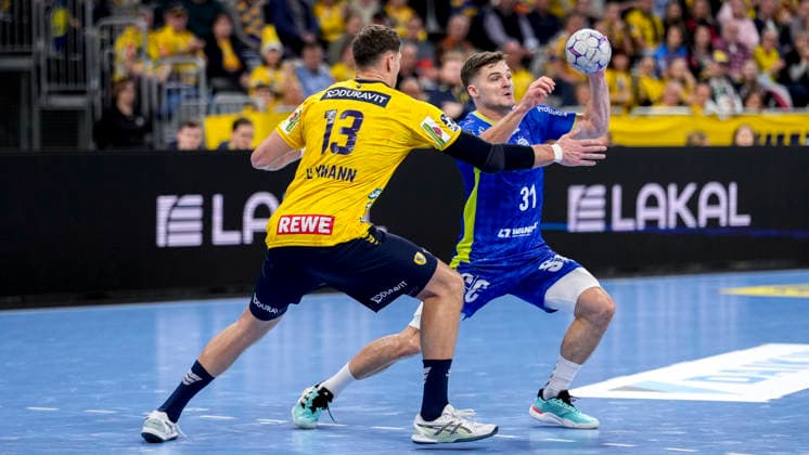v li Sebastian Heymann RNL, 13 , Kay Smits VfL, 31 , duel, duel, tackle, tackling, dynamics, action, action, 11 12 2025, Mannheim Germany , Handball, Bundesliga, Rhein Neckar Löwen VfL Gummersbach xozx