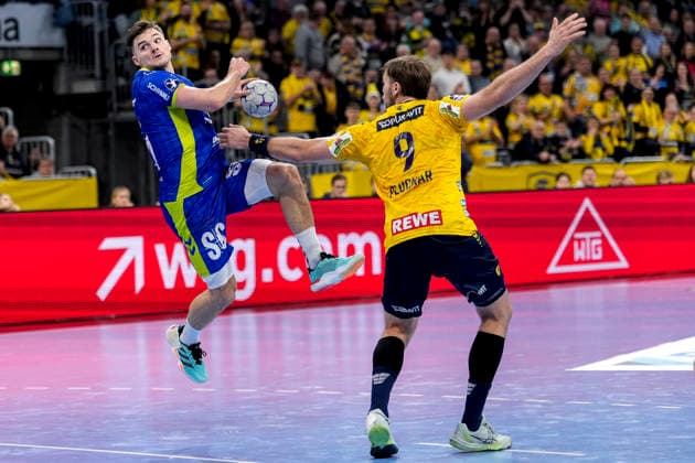 v li Kay Smits VfL, 31 , Steven Plucnar Jacobsen RNL, 9 , duel, duel, tackle, tackling, dynamics, action, action, 11 12 2025, Mannheim Germany , Handball, Bundesliga, Rhein Neckar Löwen VfL Gummersbach xozx