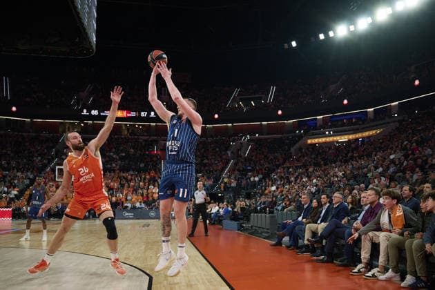 Valencia Basket v Anadolu Efes - Euroleague VALENCIA, SPAIN - DECEMBER 11: Valencia s Matthew Costello in action against Anadolu Efes Roland Smits during the EuroLeague match between Valencia and Anadolu Efes in Valencia, Spain, on December 11, 2025. Pablo Morano Anadolu Valencia Spain. Editorial use only. Please get in touch for any other usage.  Copyright: x2025xAnadoluxPabloxMoranox