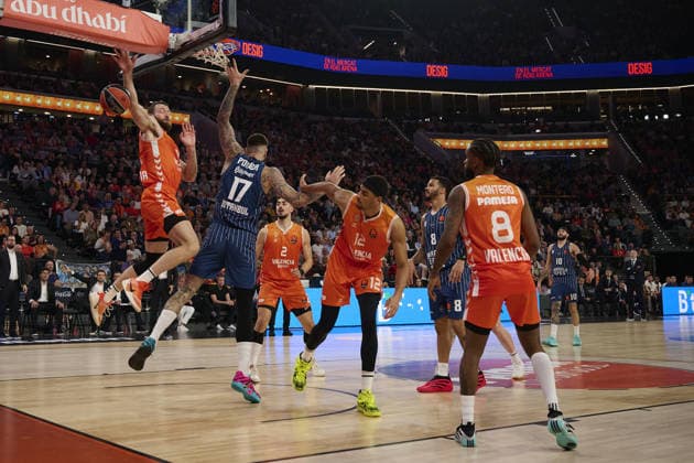 Valencia Basket v Anadolu Efes - Euroleague VALENCIA, SPAIN - DECEMBER 11: Valencia s Matthew Costello in action against Anadolu Efes Vincent Poirier during the EuroLeague match between Valencia and Anadolu Efes in Valencia, Spain, on December 11, 2025. Pablo Morano Anadolu Valencia Spain. Editorial use only. Please get in touch for any other usage.  Copyright: x2025xAnadoluxPabloxMoranox