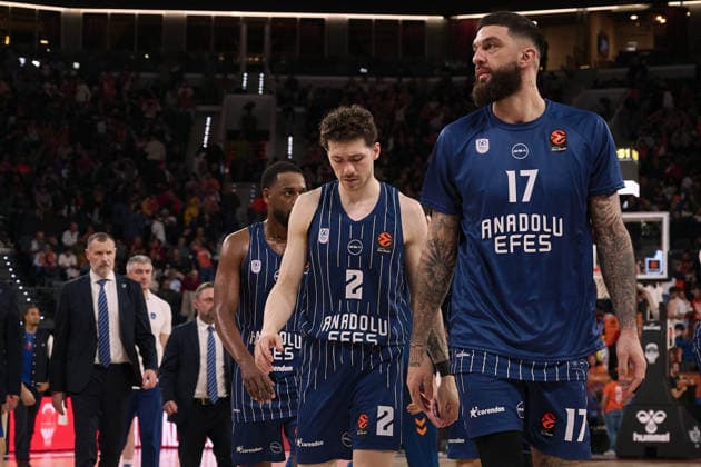 Valencia Basket v Anadolu Efes - Euroleague VALENCIA, SPAIN - DECEMBER 11: Players of Anadolu Efes look dejected after the EuroLeague match between Valencia and Anadolu Efes in Valencia, Spain, on December 11, 2025. Pablo Morano Anadolu Valencia Spain. Editorial use only. Please get in touch for any other usage.  Copyright: x2025xAnadoluxPabloxMoranox