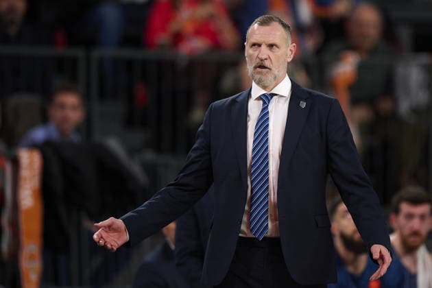 Valencia Basket v Anadolu Efes - Euroleague VALENCIA, SPAIN - DECEMBER 11: Radovan Trifunovic, head coach of Anadolu Efes, looks on from the sidelines during the EuroLeague match between Valencia and Anadolu Efes in Valencia, Spain, on December 11, 2025. Pablo Morano Anadolu Valencia Spain. Editorial use only. Please get in touch for any other usage.  Copyright: x2025xAnadoluxPabloxMoranox