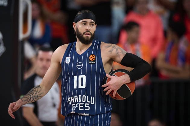 Valencia Basket v Anadolu Efes - Euroleague VALENCIA, SPAIN - DECEMBER 11: Anadolu Efes Isaia Cordinier in action during the EuroLeague match between Valencia and Anadolu Efes in Valencia, Spain, on December 11, 2025. Pablo Morano Anadolu Valencia Spain. Editorial use only. Please get in touch for any other usage.  Copyright: x2025xAnadoluxPabloxMoranox