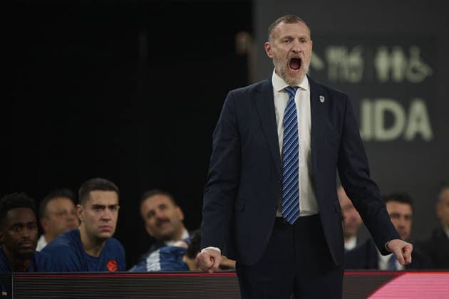 Valencia Basket v Anadolu Efes - Euroleague VALENCIA, SPAIN - DECEMBER 11: Radovan Trifunovic, head coach of Anadolu Efes, looks on from the sidelines during the EuroLeague match between Valencia and Anadolu Efes in Valencia, Spain, on December 11, 2025. Pablo Morano Anadolu Valencia Spain. Editorial use only. Please get in touch for any other usage.  Copyright: x2025xAnadoluxPabloxMoranox