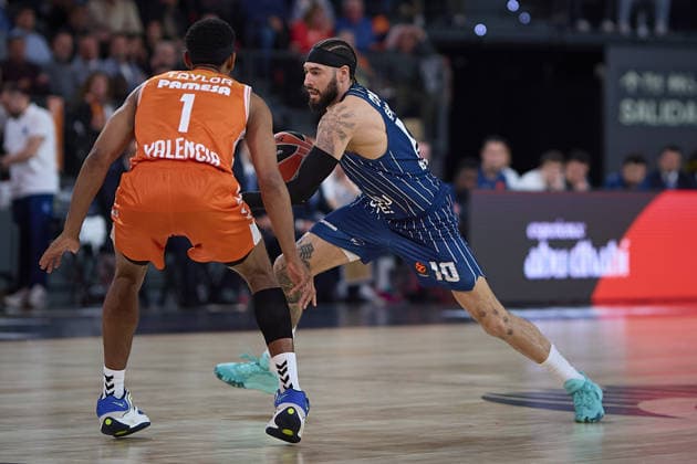 Valencia Basket v Anadolu Efes - Euroleague VALENCIA, SPAIN - DECEMBER 11: Valencia s Kameron Taylor in action against Anadolu Efes Isaia Cordinier during the EuroLeague match between Valencia and Anadolu Efes in Valencia, Spain, on December 11, 2025. Pablo Morano Anadolu Valencia Spain. Editorial use only. Please get in touch for any other usage.  Copyright: x2025xAnadoluxPabloxMoranox