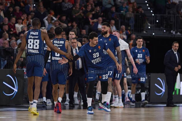 Valencia Basket v Anadolu Efes - Euroleague VALENCIA, SPAIN - DECEMBER 11: Players of Anadolu Efes in action during the EuroLeague match between Valencia and Anadolu Efes in Valencia, Spain, on December 11, 2025. Pablo Morano Anadolu Valencia Spain. Editorial use only. Please get in touch for any other usage.  Copyright: x2025xAnadoluxPabloxMoranox