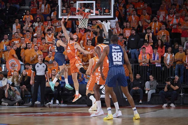Valencia Basket v Anadolu Efes - Euroleague VALENCIA, SPAIN - DECEMBER 11: Valencia s Matthew Costello in action against Anadolu Efes Isaia Cordinier during the EuroLeague match between Valencia and Anadolu Efes in Valencia, Spain, on December 11, 2025. Pablo Morano Anadolu Valencia Spain. Editorial use only. Please get in touch for any other usage.  Copyright: x2025xAnadoluxPabloxMoranox