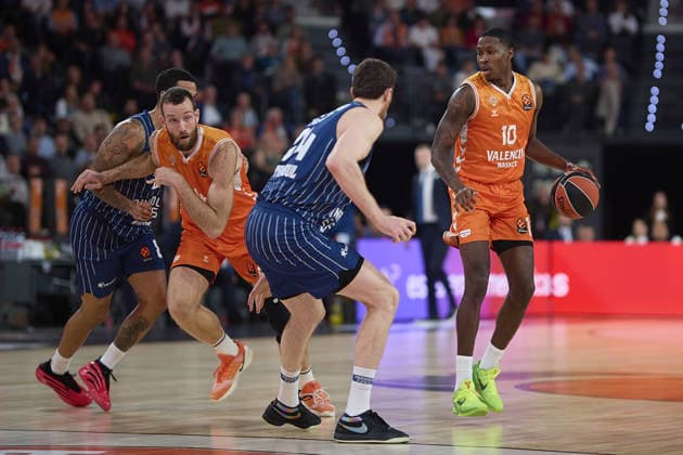 Valencia Basket v Anadolu Efes - Euroleague VALENCIA, SPAIN - DECEMBER 11: Valencia s Omari Moore in action against Anadolu Efes Ercan Osmani during the EuroLeague match between Valencia and Anadolu Efes in Valencia, Spain, on December 11, 2025. Pablo Morano Anadolu Valencia Spain. Editorial use only. Please get in touch for any other usage.  Copyright: x2025xAnadoluxPabloxMoranox