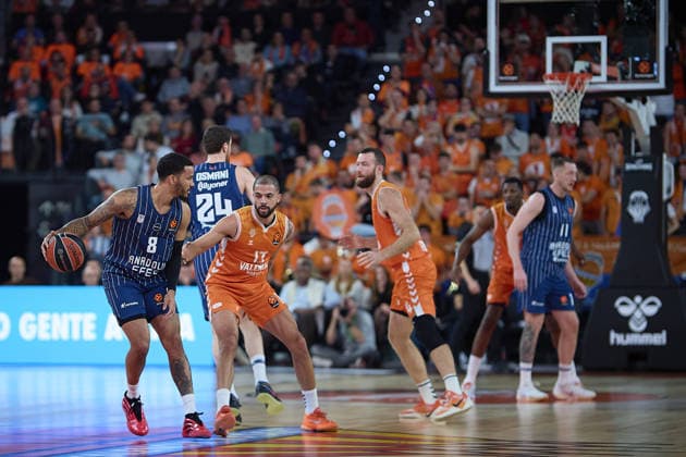 Valencia Basket v Anadolu Efes - Euroleague VALENCIA, SPAIN - DECEMBER 11: Valencia s Darius Thompson in action against Anadolu Efes Nick Weiler-Babb during the EuroLeague match between Valencia and Anadolu Efes in Valencia, Spain, on December 11, 2025. Pablo Morano Anadolu Valencia Spain. Editorial use only. Please get in touch for any other usage.  Copyright: x2025xAnadoluxPabloxMoranox