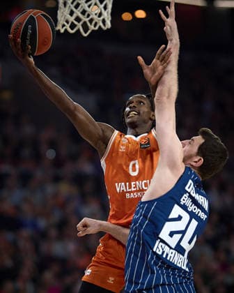 Valencia Basket v Anadolu Efes - Euroleague VALENCIA, SPAIN - DECEMBER 11: Valencia s Brancou Badio in action against Anadolu Efes Ercan Osmani during the EuroLeague match between Valencia and Anadolu Efes in Valencia, Spain, on December 11, 2025. Pablo Morano Anadolu Valencia Spain. Editorial use only. Please get in touch for any other usage.  Copyright: x2025xAnadoluxPabloxMoranox