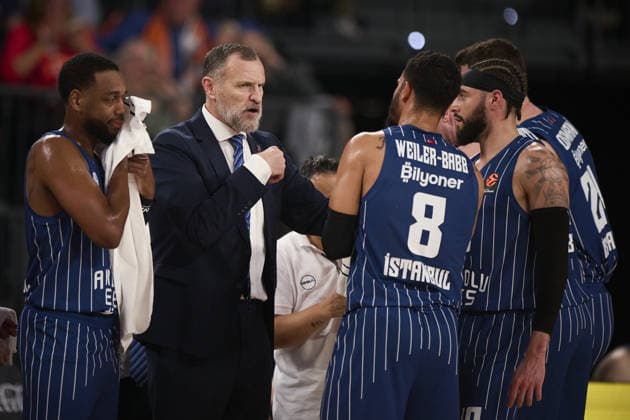 Valencia Basket v Anadolu Efes - Euroleague VALENCIA, SPAIN - DECEMBER 11: Radovan Trifunovic, head coach of Anadolu Efes, talks from the sidelines during the EuroLeague match between Valencia and Anadolu Efes in Valencia, Spain, on December 11, 2025. Pablo Morano Anadolu Valencia Spain. Editorial use only. Please get in touch for any other usage.  Copyright: x2025xAnadoluxPabloxMoranox