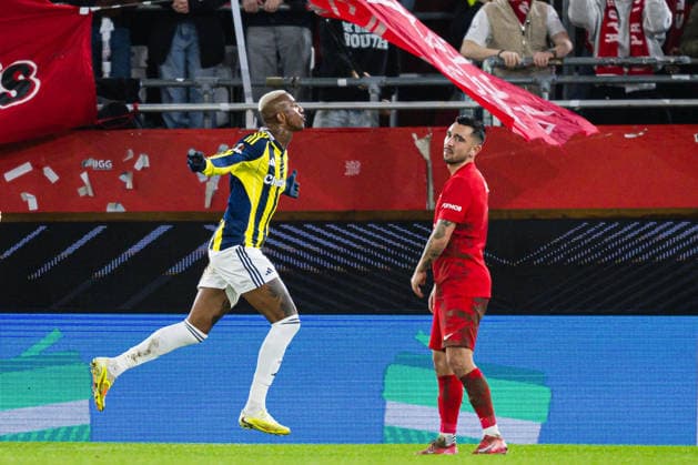 251211 Talisca of Fenerbahce celebrates after scoring the 0 2 goal while Niklas Castro of Brann looks dejected during the UEFA Europa League football match between Brann and Fenerbache on December 11, 2025 in Bergen Photo Marius Simensen BILDBYRAN COP 238 MM0053 bbeng brann depp fenerbache football fotball fotball jubel soccer uefa europa league  Copyright: MARIUSxSIMENSEN BB251211ZJ034