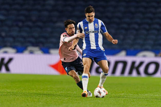 Adrian Skogmar and Francisco Moura seen during UEFA Europa League game between teams of FC Porto and Malmo FF (Bernardo Benjamim Ball Raw Images) Porto Estadio do Dragao Portugal Copyright: xBernardoxBenjamimx bernardobenjamim_fcporto_malmo_2526-011