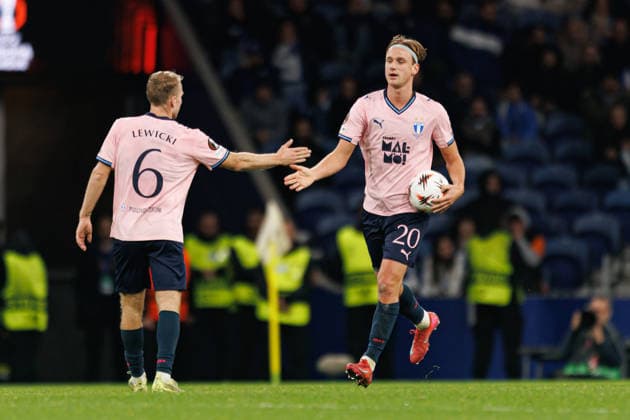 Oscar Lewicki and Erik Botheim seen celebrating after goal during UEFA Europa League game between teams of FC Porto and Malmo FF (Bernardo Benjamim Ball Raw Images) Porto Estadio do Dragao Portugal Copyright: xBernardoxBenjamimx bernardobenjamim_fcporto_malmo_2526-167