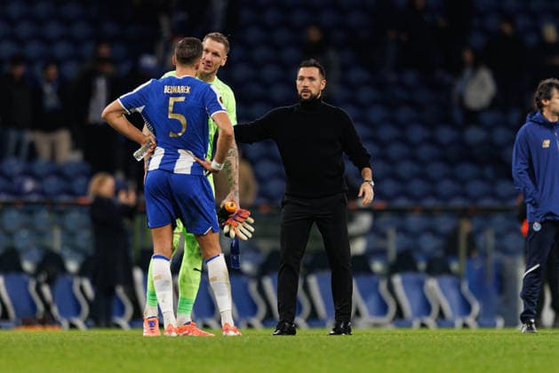 Jan Bednarek, Robin Olsen and Francesco Farioli seen during UEFA Europa League game between teams of FC Porto and Malmo FF (Bernardo Benjamim Ball Raw Images) Porto Estadio do Dragao Portugal Copyright: xBernardoxBenjamimx bernardobenjamim_fcporto_malmo_2526-170