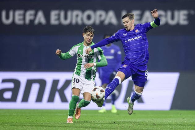 (251212) -- ZAGREB, Dec. 12, 2025 -- Angel Ortiz (L) of Real Betis and Miha Zajc of Dinamo compete for the ball during the UEFA Europa League 2025 26 League Phase match between GNK Dinamo and Real Betis in Zagreb, Croatia, on Dec. 11, 2025. ( PIXSELL via Xinhua) (SP)CROATIA-ZAGREB-UEFA-EUROPA LEAGUE-GNK DINAMO VS REAL BETIS SanjinxStrukic 