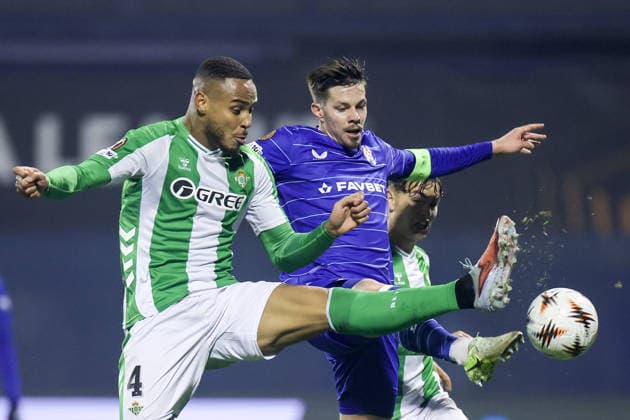 (251212) -- ZAGREB, Dec. 12, 2025 -- Natan de Souza (L) of Real Betis and Miha Zajc of Dinamo compete for the ball during the UEFA Europa League 2025 26 League Phase match between GNK Dinamo and Real Betis in Zagreb, Croatia, on Dec. 11, 2025. ( PIXSELL via Xinhua) (SP)CROATIA-ZAGREB-UEFA-EUROPA LEAGUE-GNK DINAMO VS REAL BETIS SanjinxStrukic 