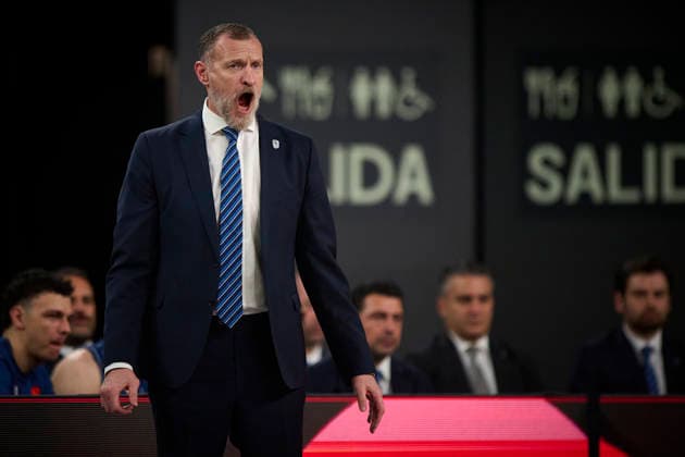 (251212) -- Valencia, Dec. 12, 2025 -- Radovan Trifunovic, coach of Anadolu Efes Istanbul, instructs during the Euroleague basketball match between Valencia and Anadolu Efes Istanbul in Valencia, Spain, on Dec. 11, 2025. (Str Xinhua) (SP)SPAIN-VALENCIA-BASKETBALL-EUROLEAGUE-VALENCIA VS ANADOLU EFES ISTANBUL PABLOxMORANO 