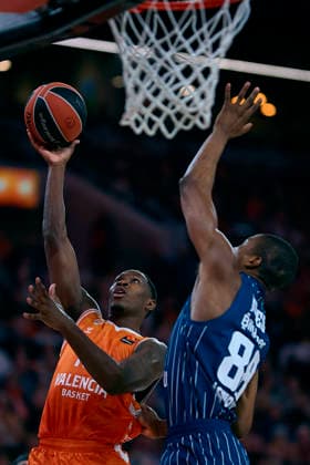 (251212) -- Valencia, Dec. 12, 2025 -- Omari Moore (L) of Valencia vies with Kai Jones of Anadolu Efes Istanbul during the Euroleague basketball match between Valencia and Anadolu Efes Istanbul in Valencia, Spain, on Dec. 11, 2025. (Str Xinhua) (SP)SPAIN-VALENCIA-BASKETBALL-EUROLEAGUE-VALENCIA VS ANADOLU EFES ISTANBUL PABLOxMORANO 