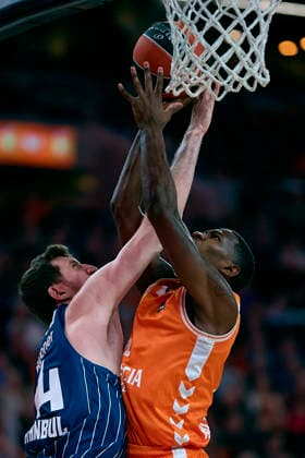 (251212) -- Valencia, Dec. 12, 2025 -- Omari Moore (R) of Valencia vies with Ercan Osmani of Anadolu Efes Istanbul during the Euroleague basketball match between Valencia and Anadolu Efes Istanbul in Valencia, Spain, on Dec. 11, 2025. (Str Xinhua) (SP)SPAIN-VALENCIA-BASKETBALL-EUROLEAGUE-VALENCIA VS ANADOLU EFES ISTANBUL PABLOxMORANO 