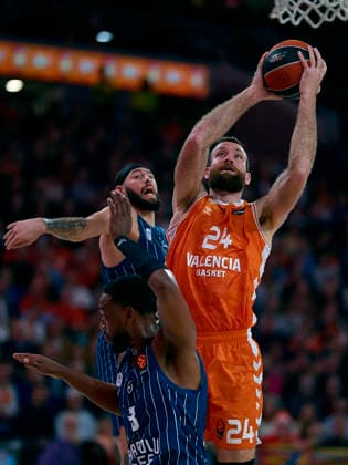 (251212) -- Valencia, Dec. 12, 2025 -- Matthew Costello (R) of Valencia goes to the basket during the Euroleague basketball match between Valencia and Anadolu Efes Istanbul in Valencia, Spain, on Dec. 11, 2025. (Str Xinhua) (SP)SPAIN-VALENCIA-BASKETBALL-EUROLEAGUE-VALENCIA VS ANADOLU EFES ISTANBUL PABLOxMORANO 
