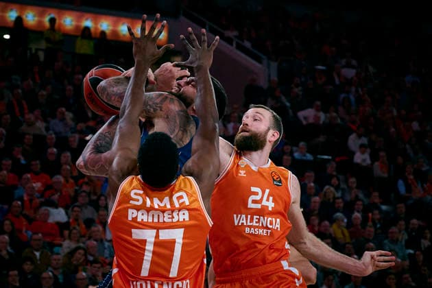 (251212) -- Valencia, Dec. 12, 2025 -- Matthew Costello (R) and Yankuba Sima (front) of Valencia defend Vincent Poirier of Anadolu Efes Istanbul during the Euroleague basketball match between Valencia and Anadolu Efes Istanbul in Valencia, Spain, on Dec. 11, 2025. (Str Xinhua) (SP)SPAIN-VALENCIA-BASKETBALL-EUROLEAGUE-VALENCIA VS ANADOLU EFES ISTANBUL PABLOxMORANO 