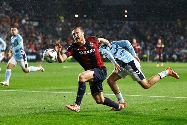 (L-R) Tommaso Pobega (Bologna), Javi Rodriguez (Celta), DECEMBER 11, 2025 - Football Soccer : UEFA Europa League league phase match day 6 between RC Celta de Vigo - Bologna FC 1909 at the Estadio Balaidos in Vigo, Spain. Noxthirdxpartyxsales  aflo_313324079