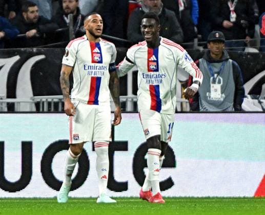 Match Europa League OL - Go Head Eagles PHOTOPQR LE PROGRES Stéphane GUIOCHON - Décines-Charpieu 11 12 2025 - Match Europa League OL - Go Head Eagles -A Décines au Groupama Stadium match de poule de l Europa League saison 2025 - 2026 OL - Go Ahead Eagles ici Moussa Niakhaté réconforte Corentin Tolisso fautif sur le but de Ahead Eagles Décines-Charpieu Rhône Rhône-Alpes France  Copyright: xPHOTOPQR LExPROGRES MAXPPPxStéphanexGUIOCHONx 20251211LPL0225 20251211LPL0225