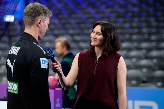 Handball, Womens World Championship, semi-final France Germany Maike Elger interviews coach Markus Gaugisch Germany Rotterdam Ahoy Netherlands